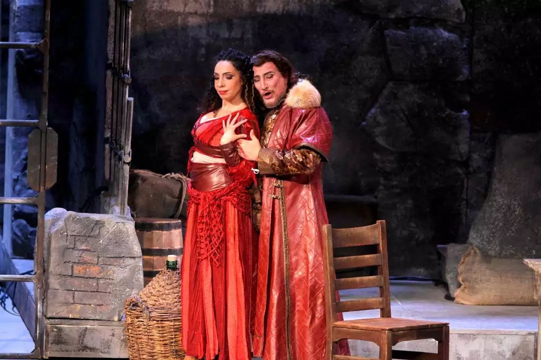 《女人善变》《弄臣》(rigoletto)是由朱塞佩·威尔第作曲的著名三幕