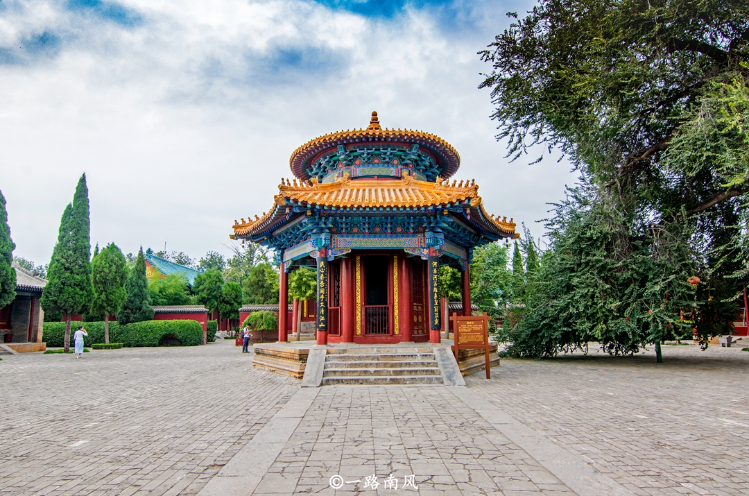 嘉应观南部有座御碑亭,外形和清代的皇冠非常相似,里面的大铜牌为雍正