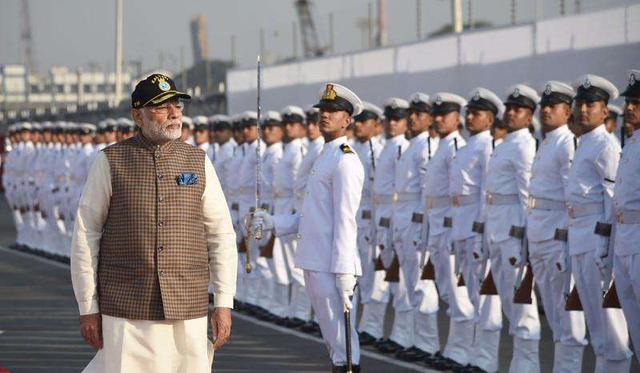 图为莫迪检阅印度海军官兵