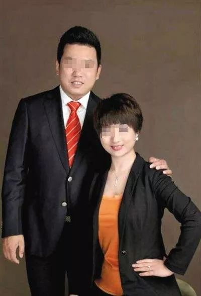 李妍,32岁,华润万家西北区职员;丈夫岳钲为,32岁,西安亿道商贸公司