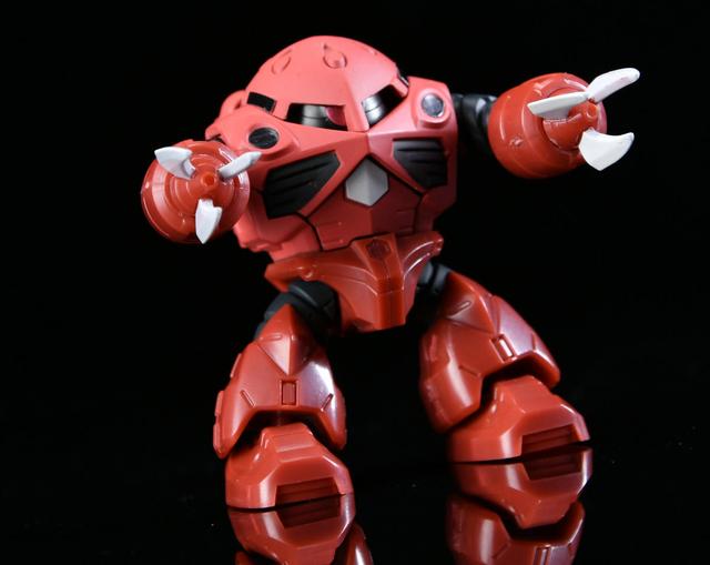 基拉多加),剩下两位是0079年吉翁军驾驶服,红色的自然就是夏亚了sd