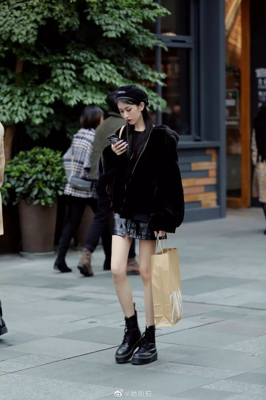 今年的秋冬街拍里,可以看到好多小姐姐都是马丁靴 羊羔毛的搭配.