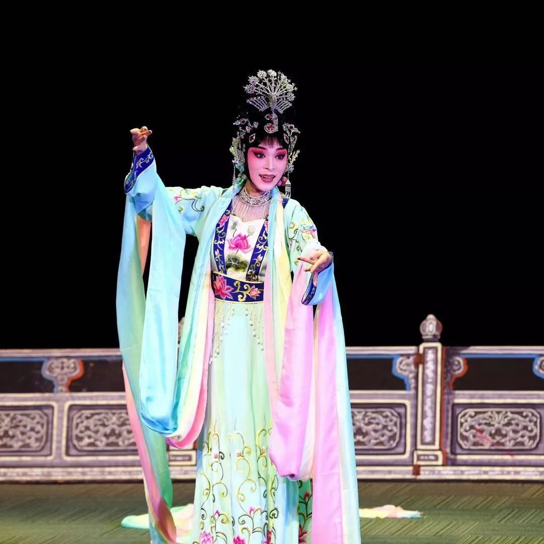 指导老师:张耀鸿唱腔设计:朱冬康音乐设计:杨浩平造型设计:鲍海红天女