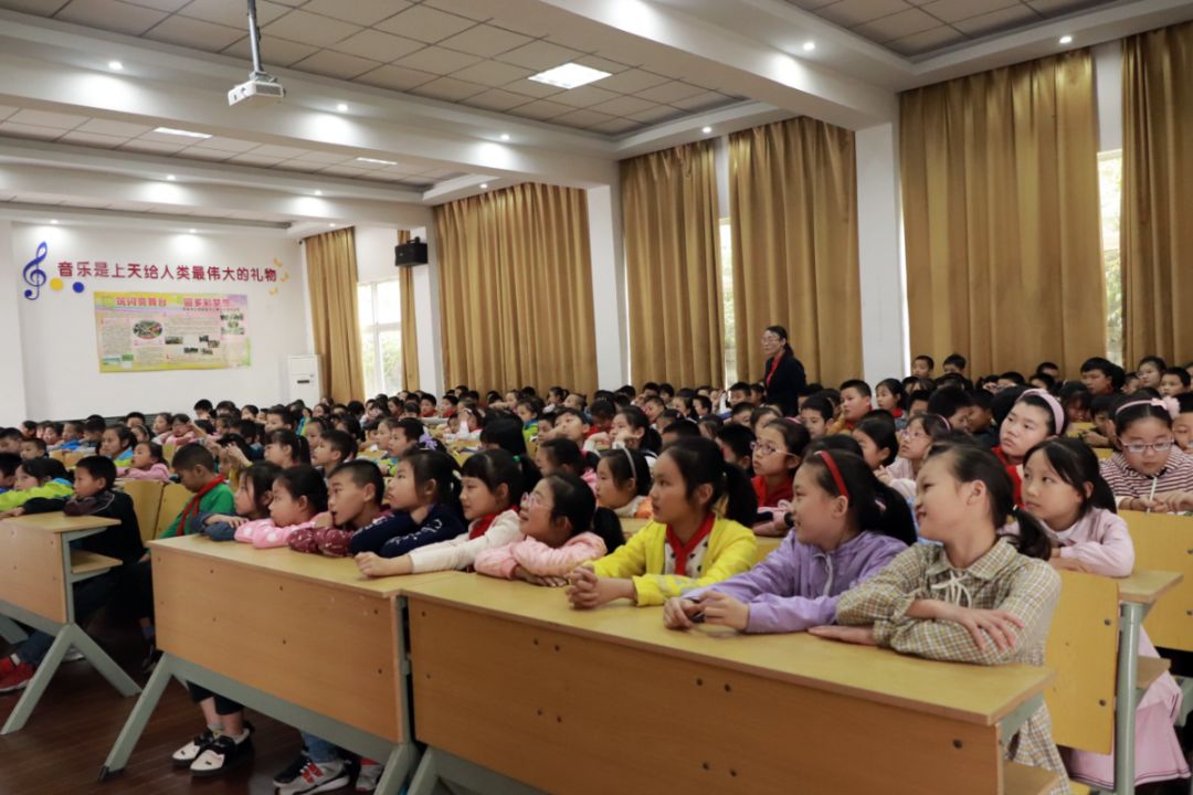 12月4日,安庆师范大学艺术教育中心支教队的志愿者们再次来到该校开展