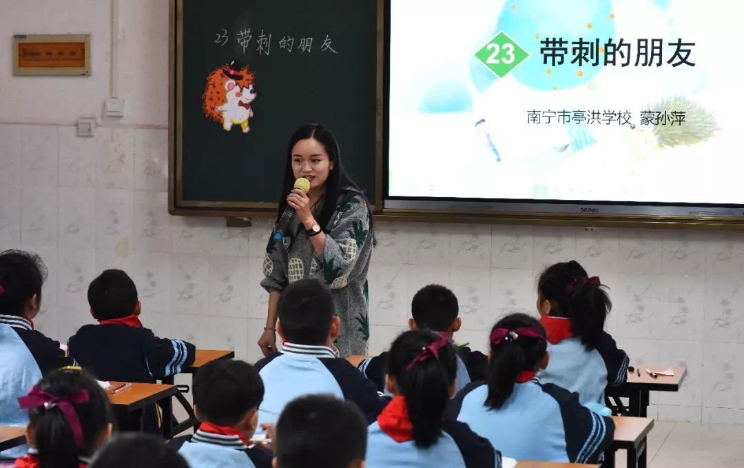 12月6日上午,亭洪学校迎来了学区学校的语文老师们,令人期待的亭洪