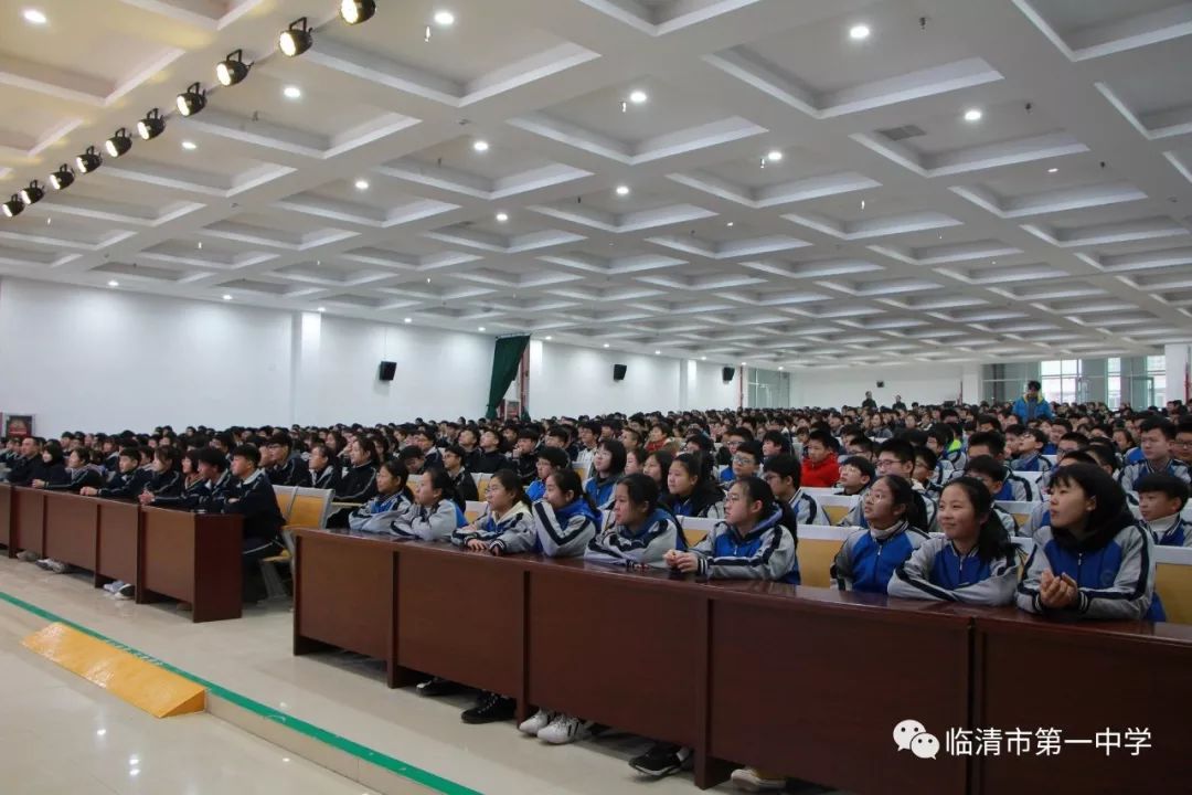 宪法日,12月1日到7日为宪法宣传周,为了弘扬宪法精神,让中学生学法