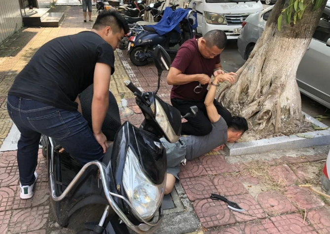 即使心脏做了两次支架手术这位便衣警察依然奋战在一线