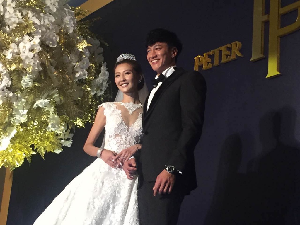 紧接着在2016年,何润东就和林静仪宣布了婚讯,有情人终成眷属.