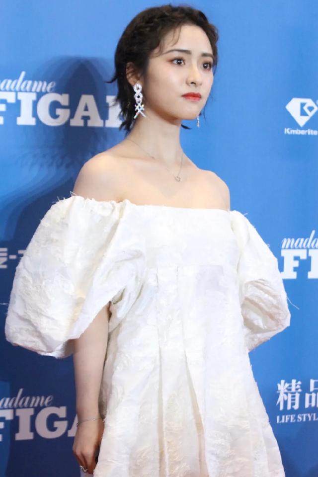 沈月盛装出席费加罗风尚盛典,白色蓬蓬袖裙子可爱极了