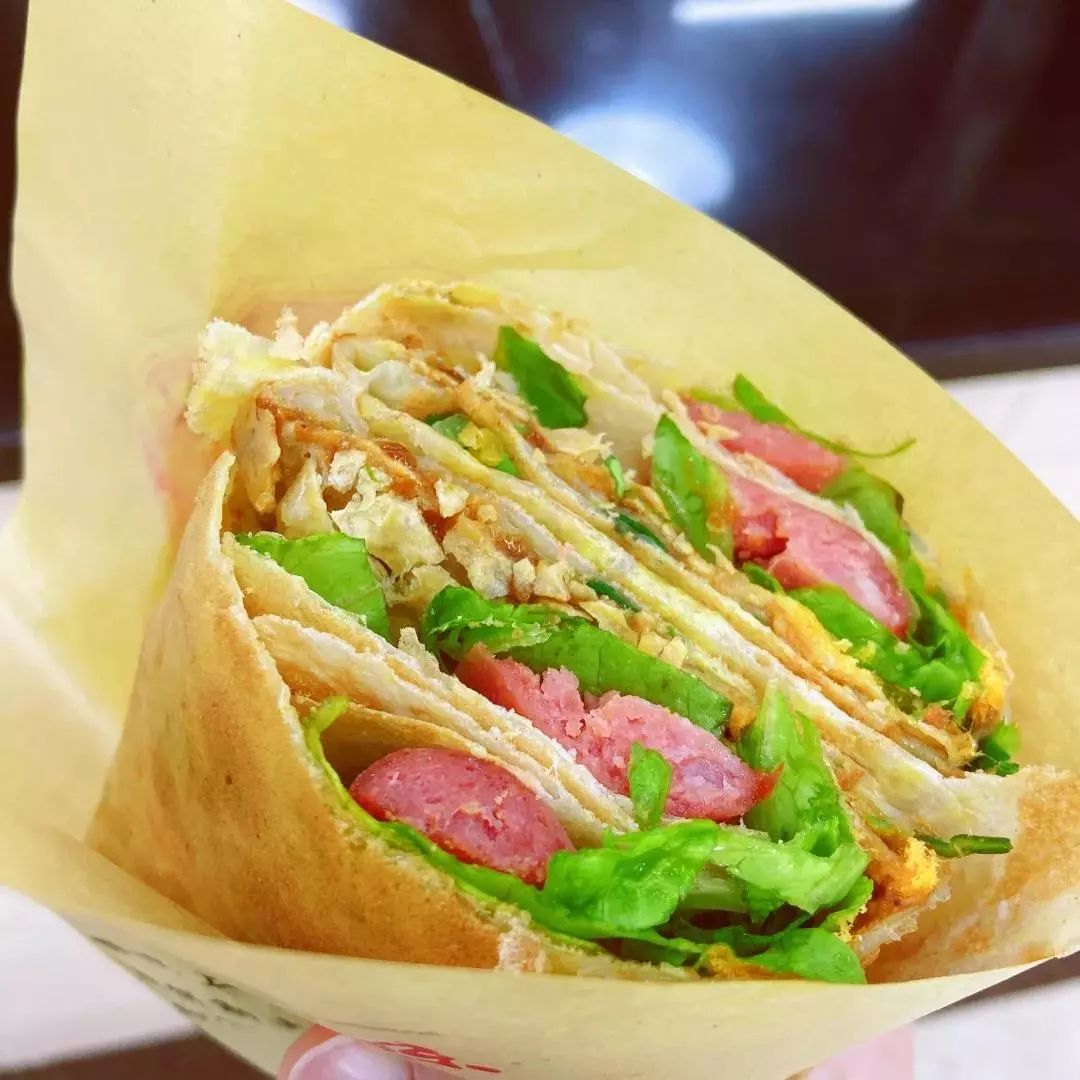 煎饼果子鸡蛋灌饼的好兄弟煎饼果子也是格外受欢迎,外柔内脆,咸香兼备