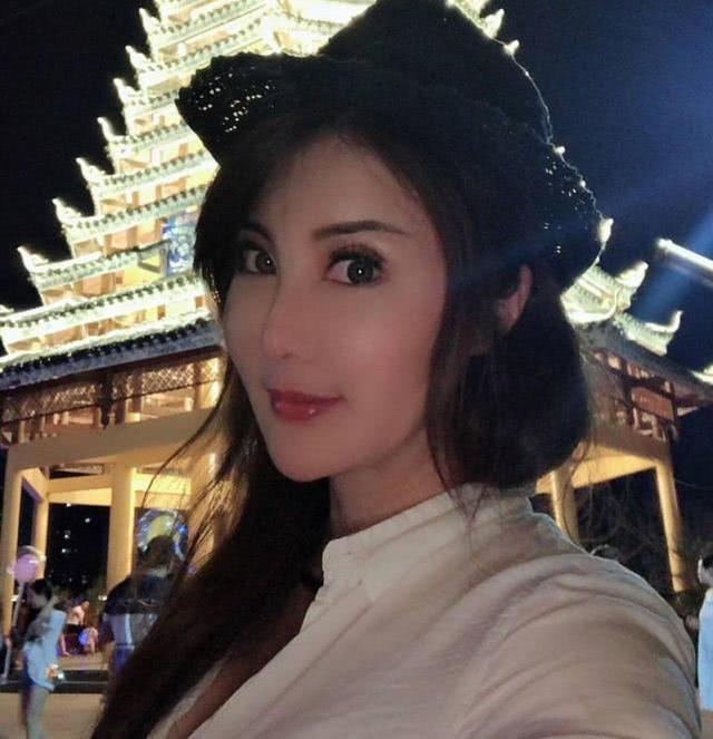 一个不愿老去的女星,一生未嫁,今50岁一张漂亮脸成了玻尿酸脸_杨丽菁