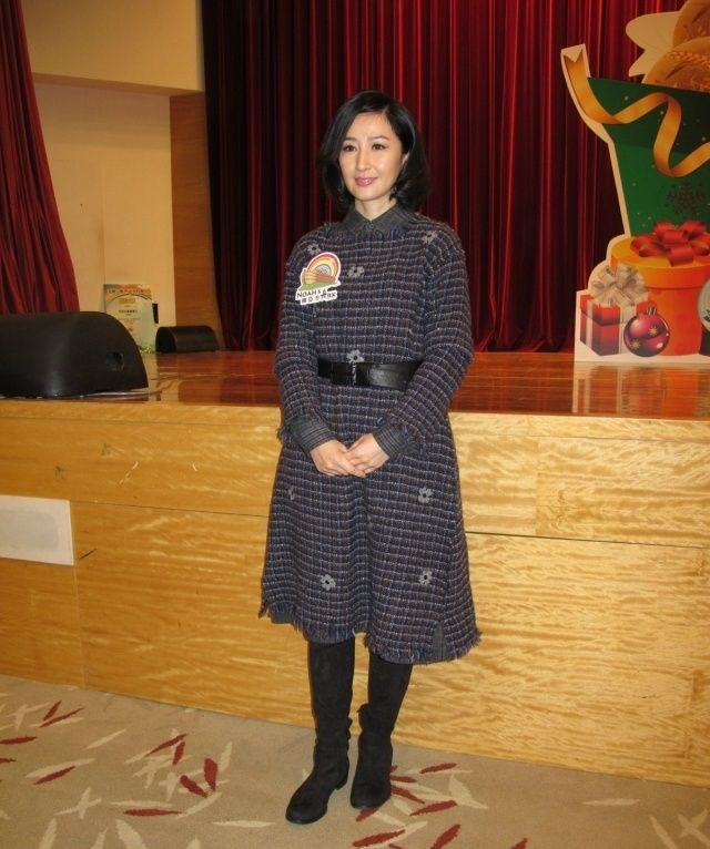 张家辉妻子素颜亮相,55岁气质优雅,14岁女儿太像妈妈_关咏荷