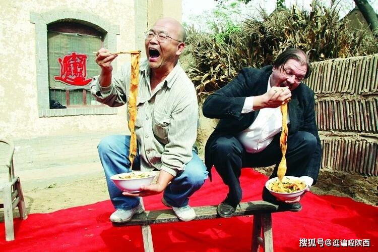 蹲着吃面的图片,陕西蹲着吃面图片_大山谷图库