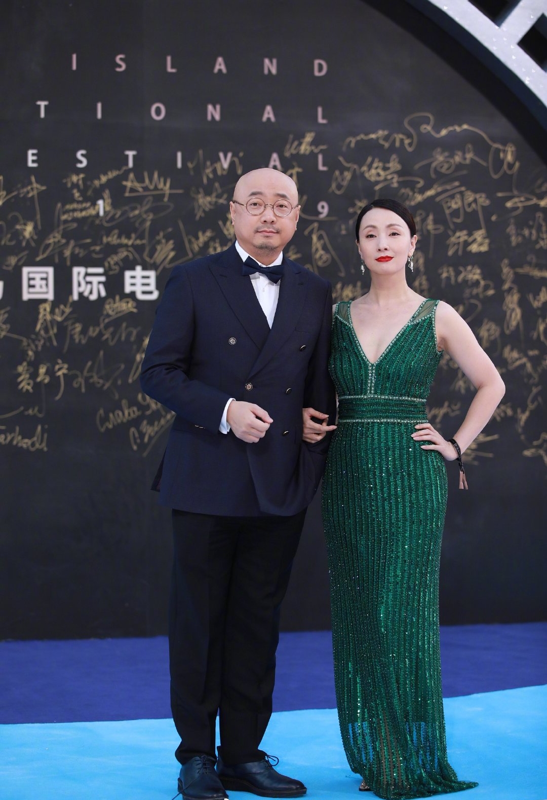 陶虹随夫高调亮相电影节一袭亮片裙大秀事业线徐峥变妻管严