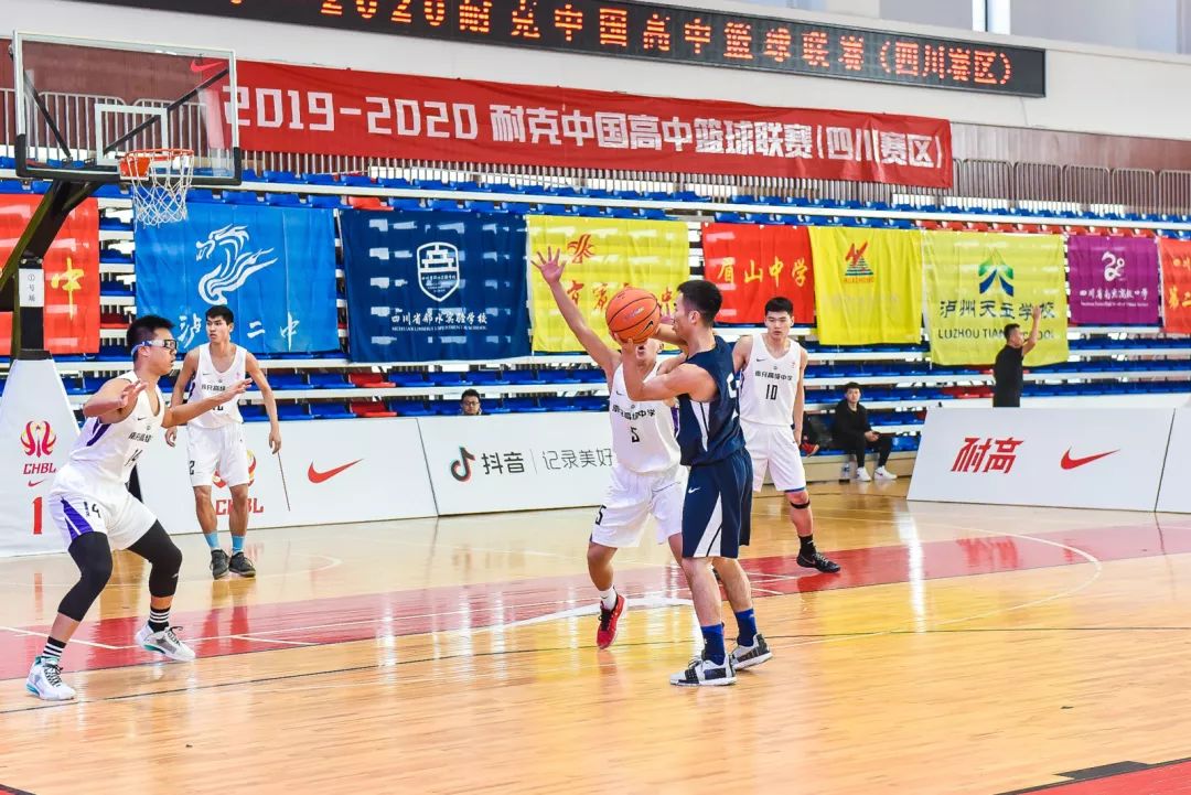 泸县二中篮球队图片