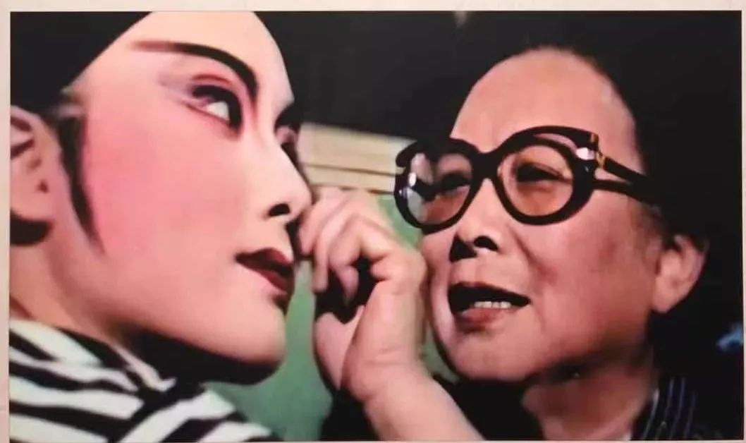 尹桂芳为王君安改妆尹桂芳先生的一生不仅仅是个人的奋斗史,更是生动