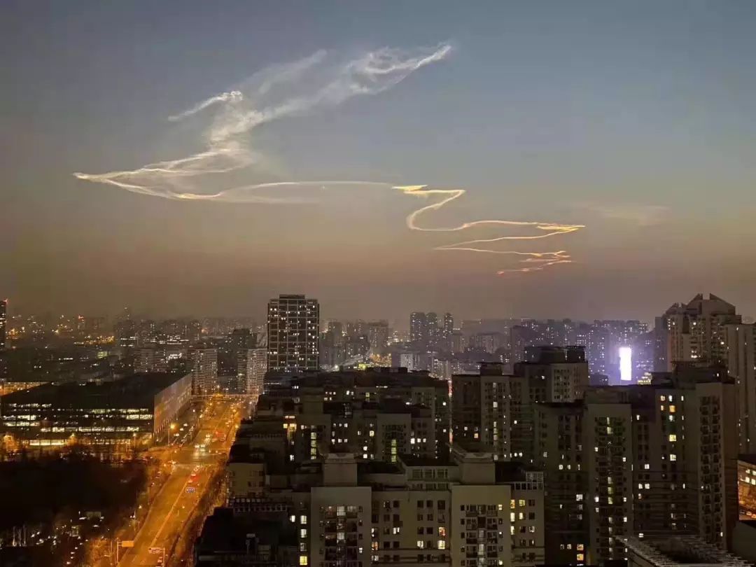 天空竟然出现了龙状云