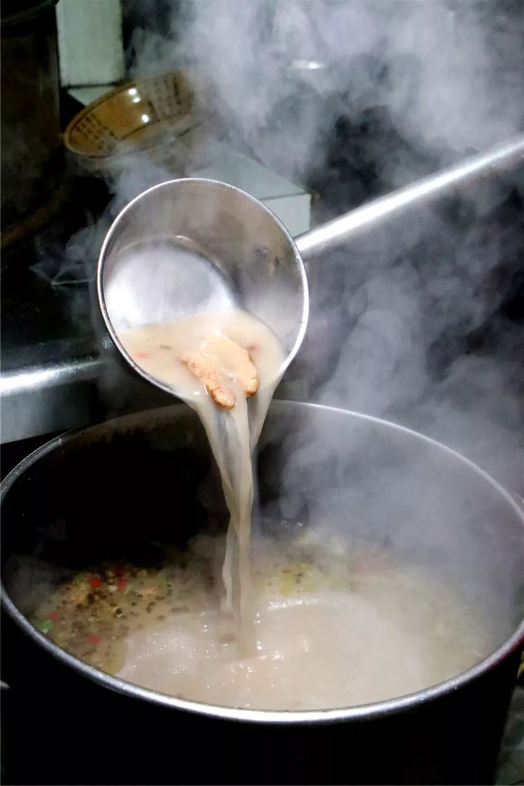 安徽一对老夫妻在诸暨7年用一口大锅熬制出美味每次路过我都走不动道