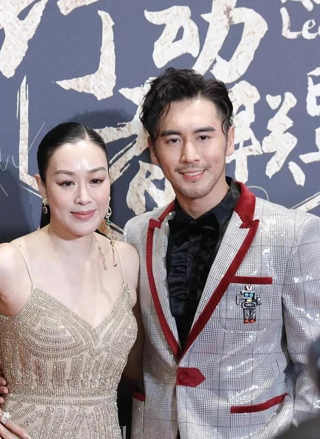 原创钟丽缇和老公张伦硕出席活动,飘逸鱼尾裙摆让女神气场尽显!