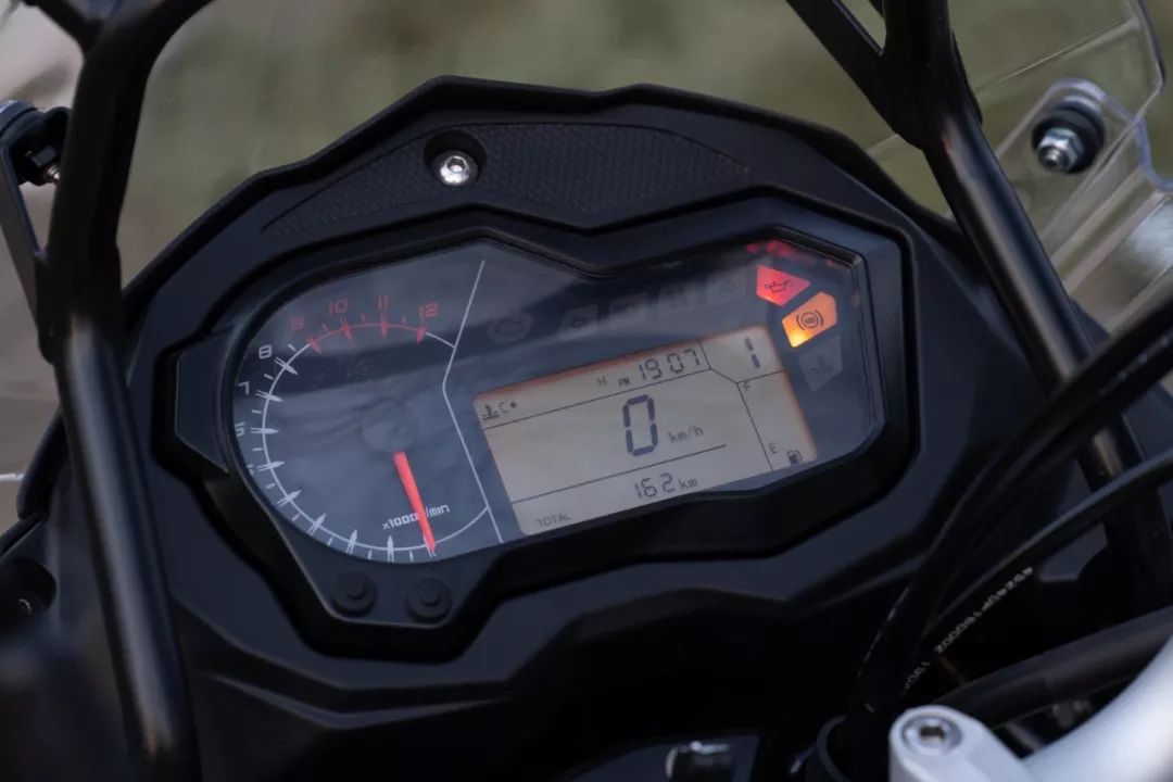 偏向硬派拉力车的设定 试驾新款真空辐条版贝纳利金鹏trk 502 x