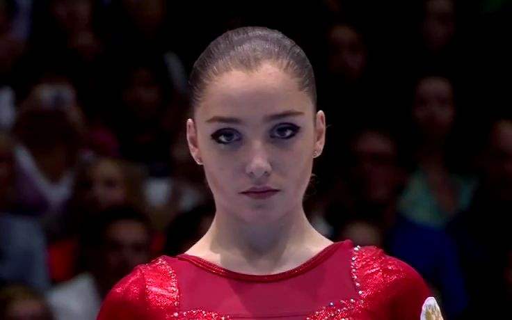 体操界万人迷,和丈夫闪婚闪离,如今24岁带着女儿惊艳亮相_穆斯塔芬娜