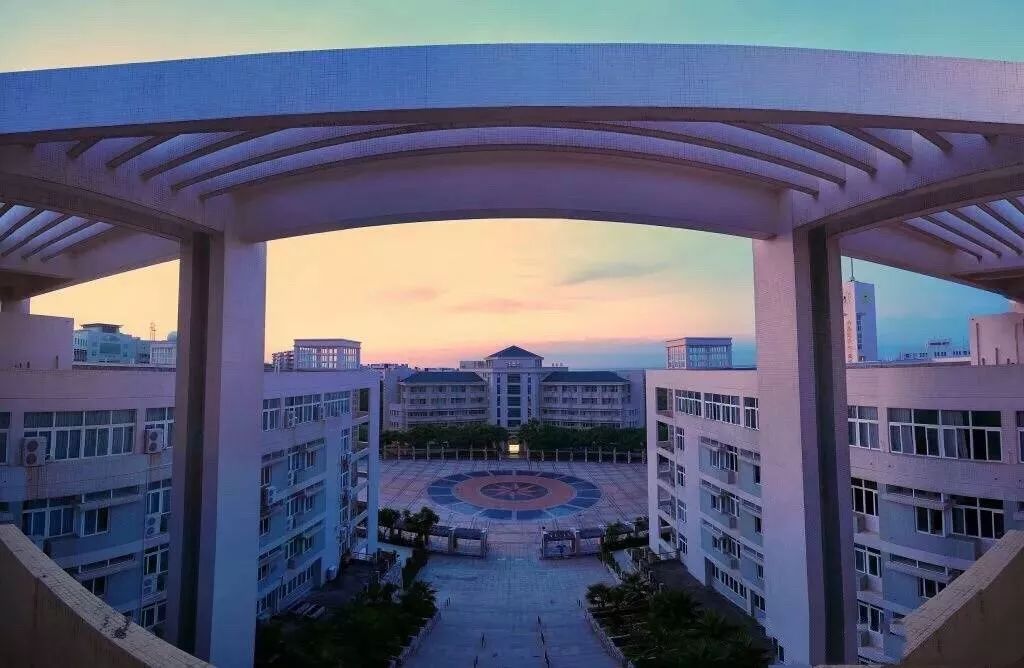 广东海洋大学一共配备有7个饭堂,其中一~四饭堂以及教工饭堂位于湖光