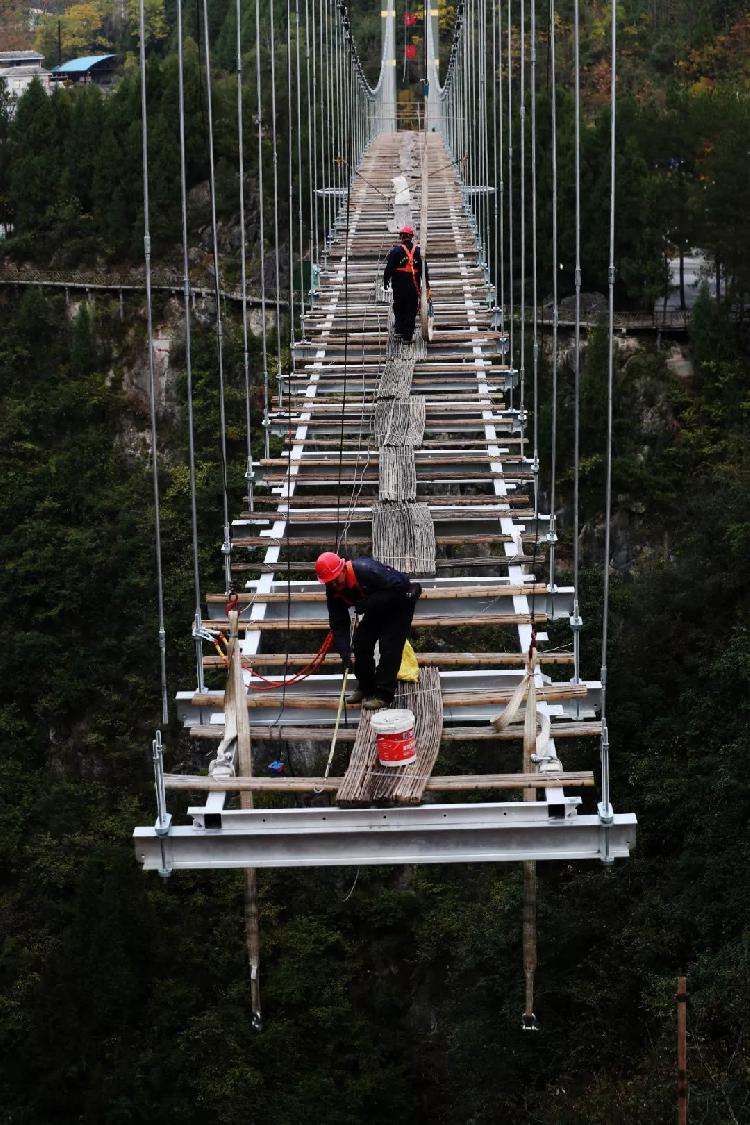 黔江大峡谷玻璃桥图片