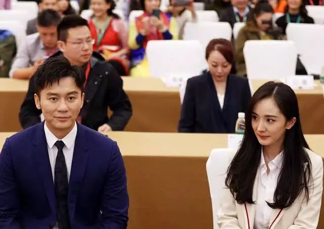 李晨和杨幂并排坐一起害羞脸红不敢直视对方画面超甜像谈恋爱