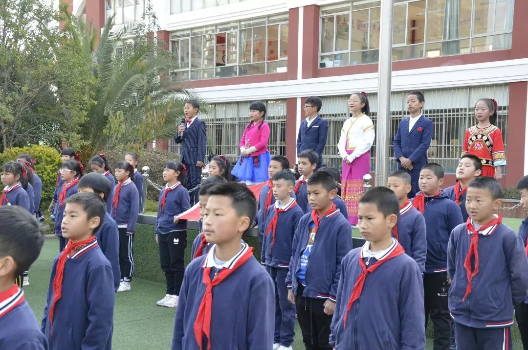 东华小学第十五周国旗下朗诵活动