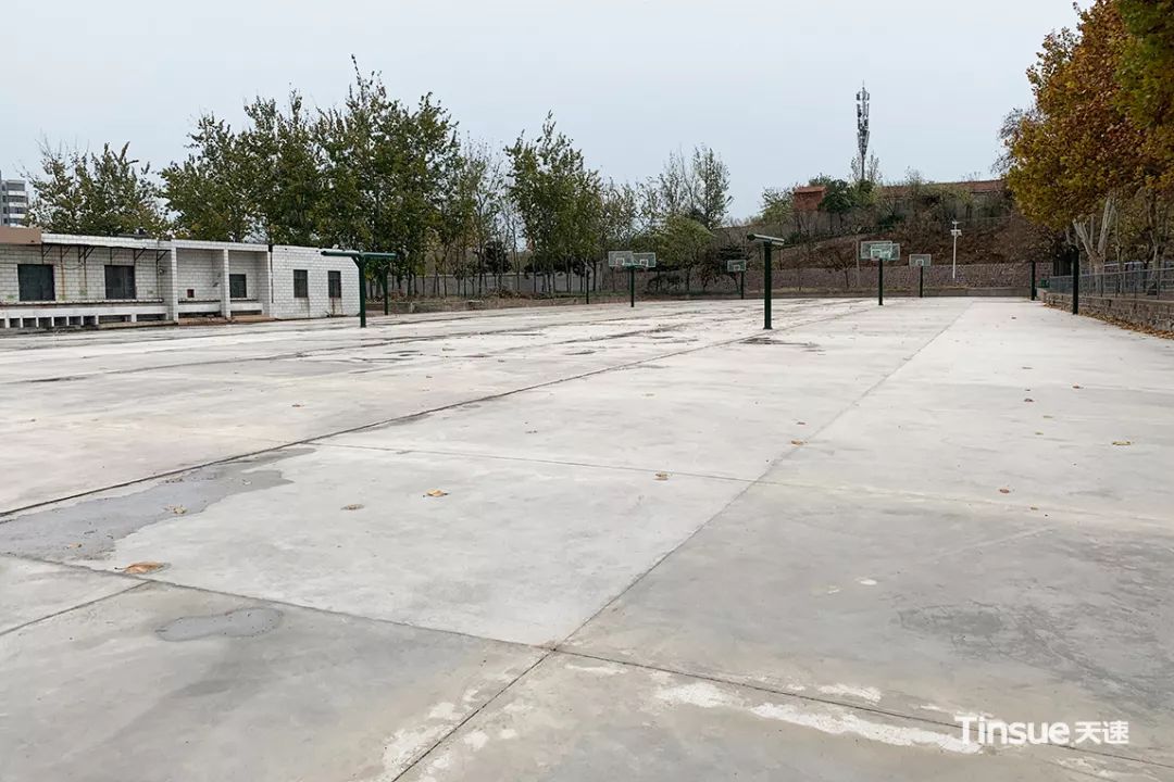 破旧的水泥地上落满了秋风扫落的树叶,这片标准的篮球场却是另一幅