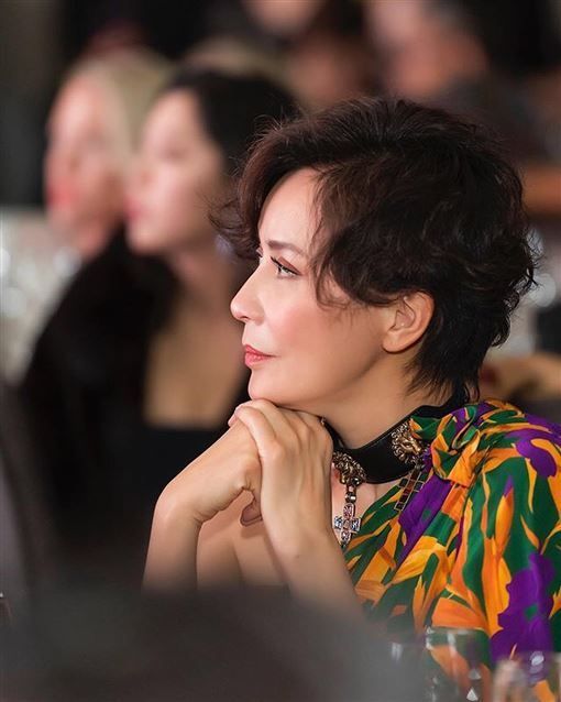 梁朝伟在网上上晒出系列照片,第一张就是老婆刘嘉玲的侧脸照,只见她神