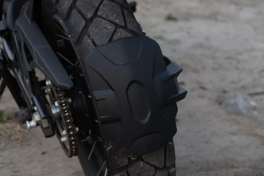 偏向硬派拉力车的设定试驾新款真空辐条版贝纳利金鹏trk502x