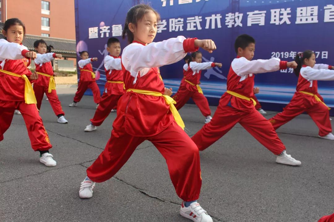 挥动武术激情 追梦扬威奋进握拳如卷饼 出掌如瓦楞咬定青山 气吞山河