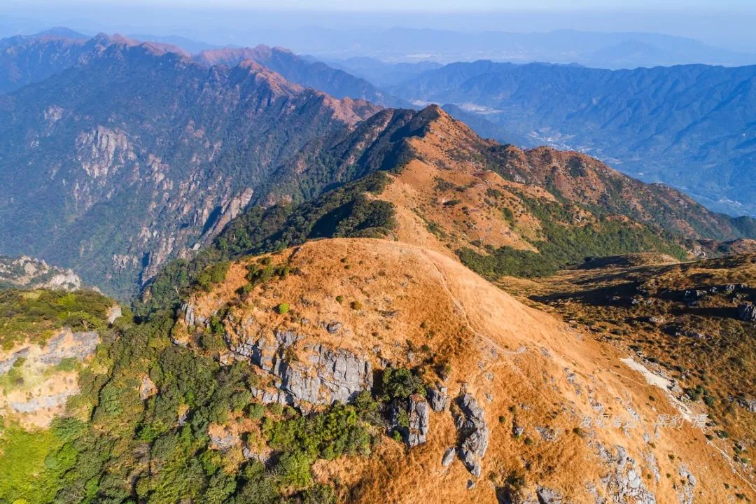 登顶航拍英德雪山嶂长长的山脊线宛如一条金色巨龙