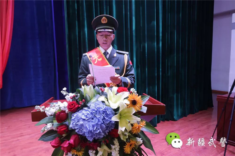长吕昌宣读了退役命令,退役干部面向队旗庄严敬礼,以此告别武警部队旗