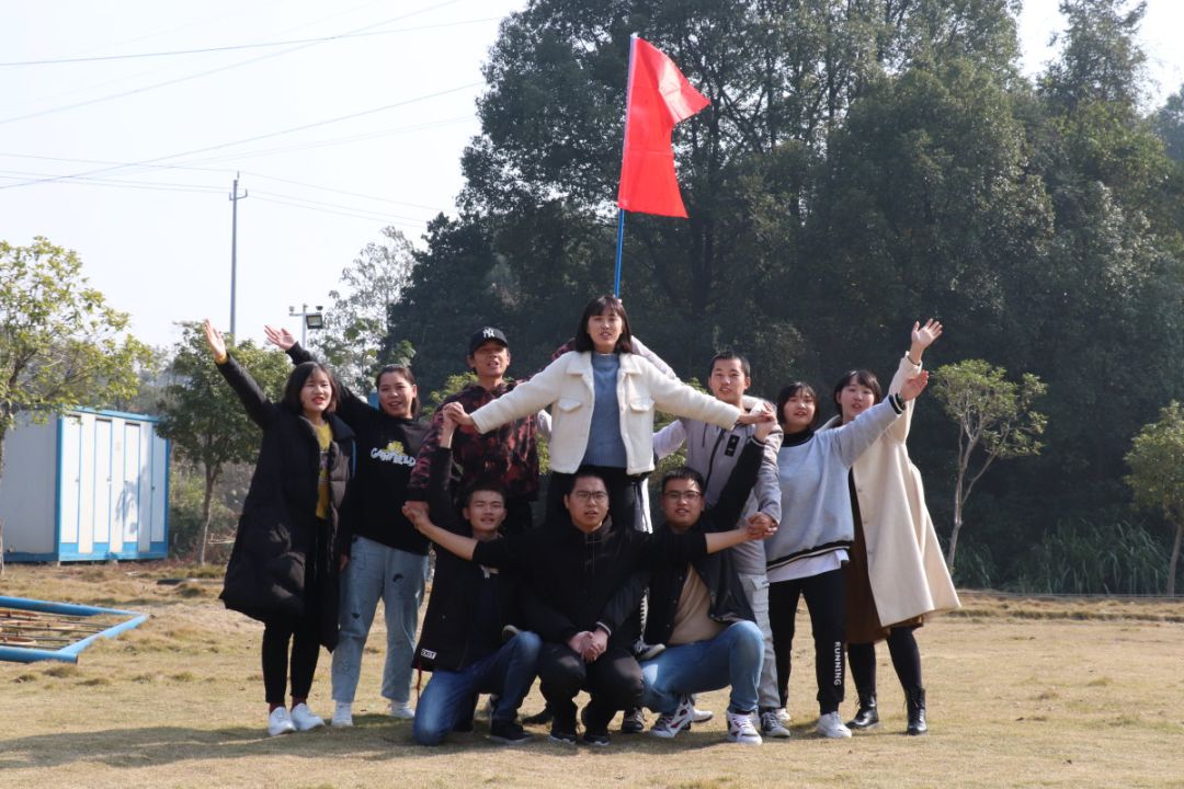 确定各自的队名,口号和队歌,按要求设计并摆出一个属于自己团队的队形