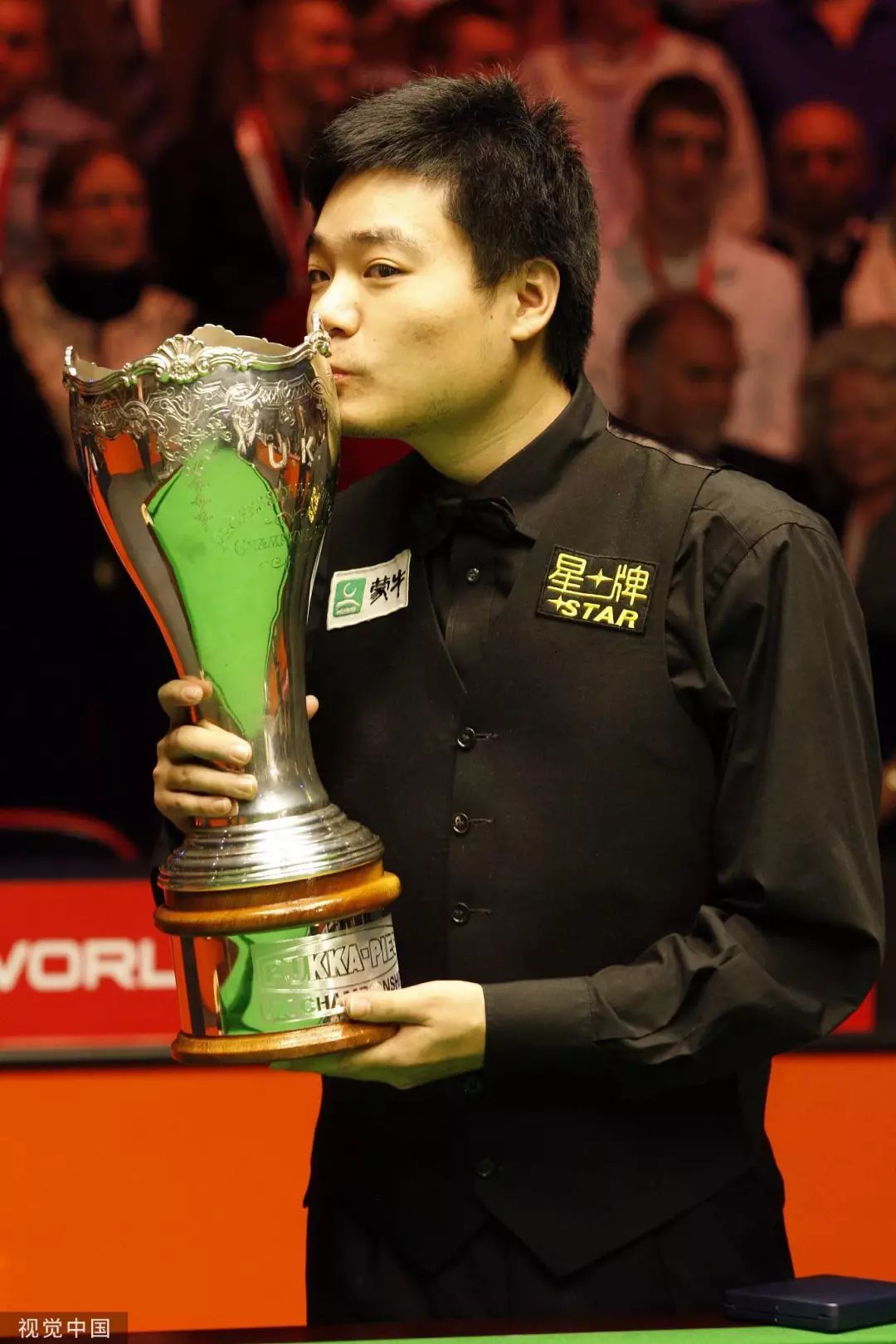 十年,利剑再出鞘!丁俊晖成首位80后英锦赛三冠王