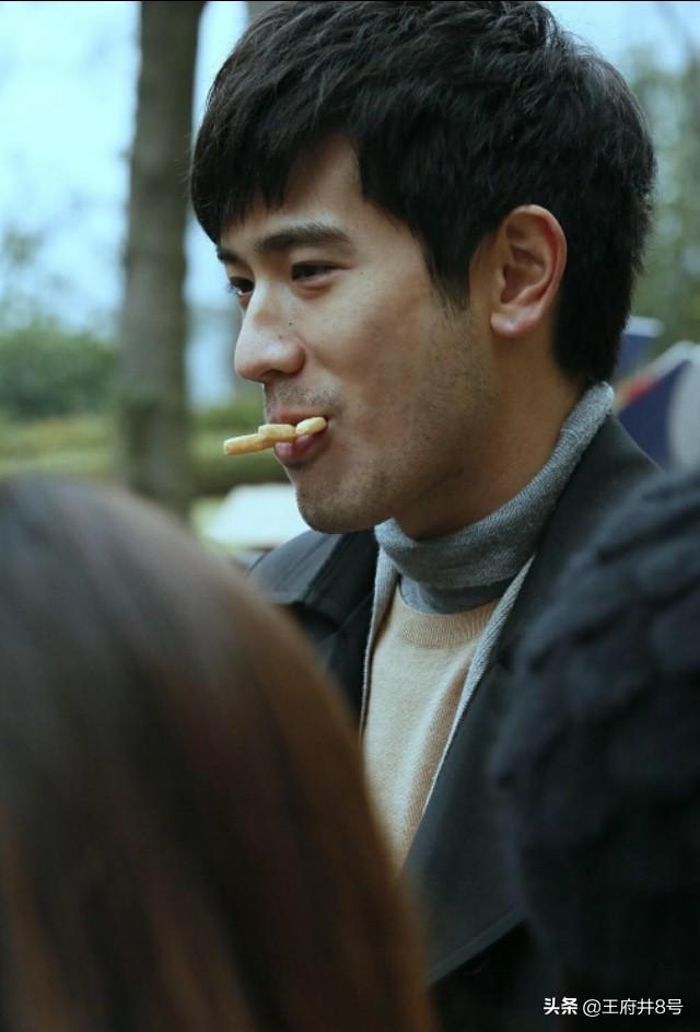 饰)结识了青年建筑师王沥川(高以翔 饰)的,他们一个天真单纯,一个年轻