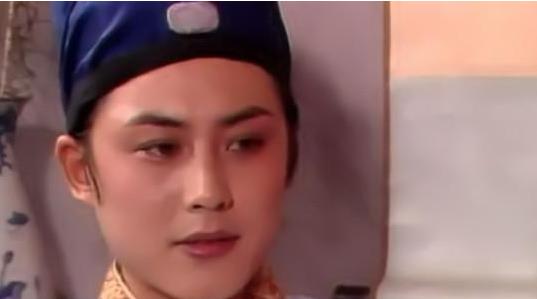 那时候刚好去试镜,因为长相不错,虽然没有演技却因此获得了"贾琏"