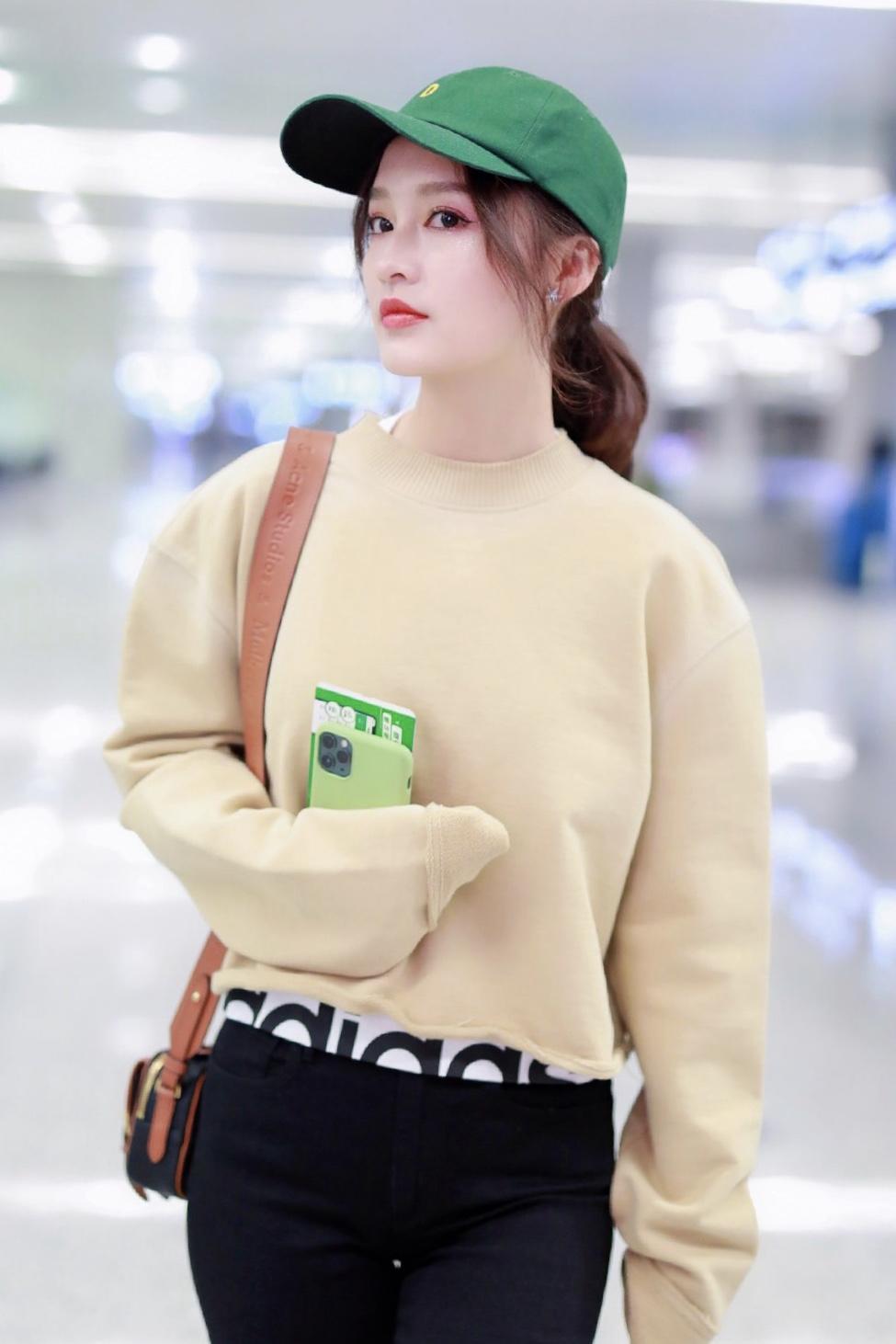 李沁气质非一般!卫衣 紧身裤简约也很洋气,绿色棒球帽超级吸睛