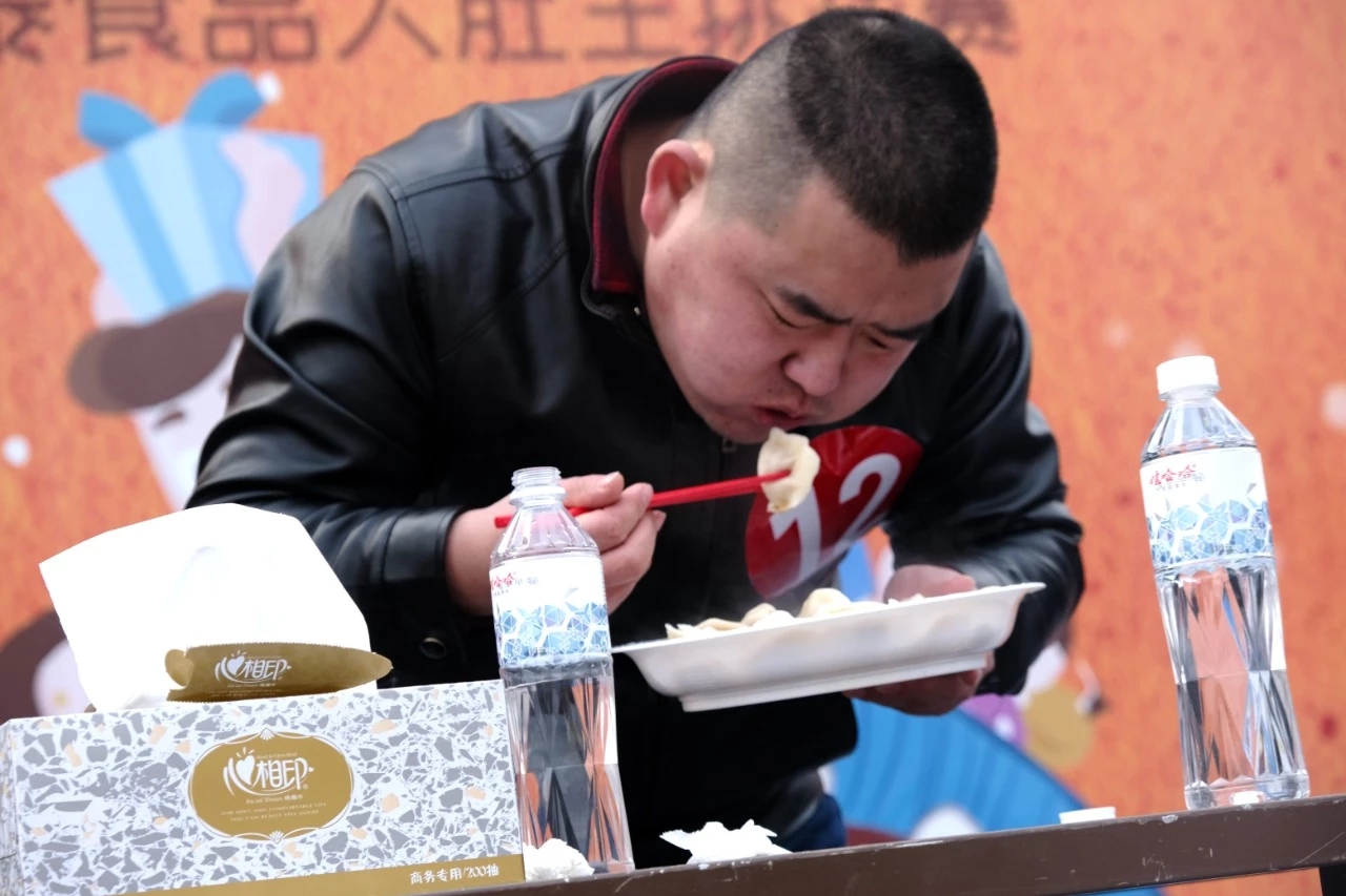 原创潍坊隆泰食品举办大肚王挑战赛冠军三分钟吃了92个水饺