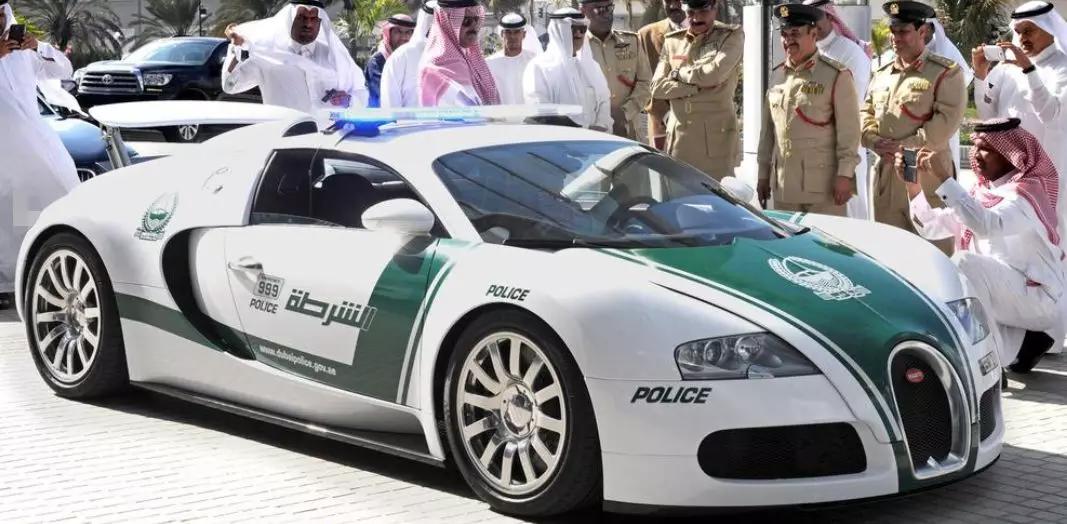 迪拜警车队特斯拉皮卡去了能干啥