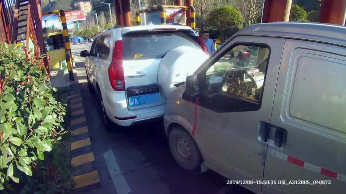 油門當剎車踩麵包車一不小心追尾越野車