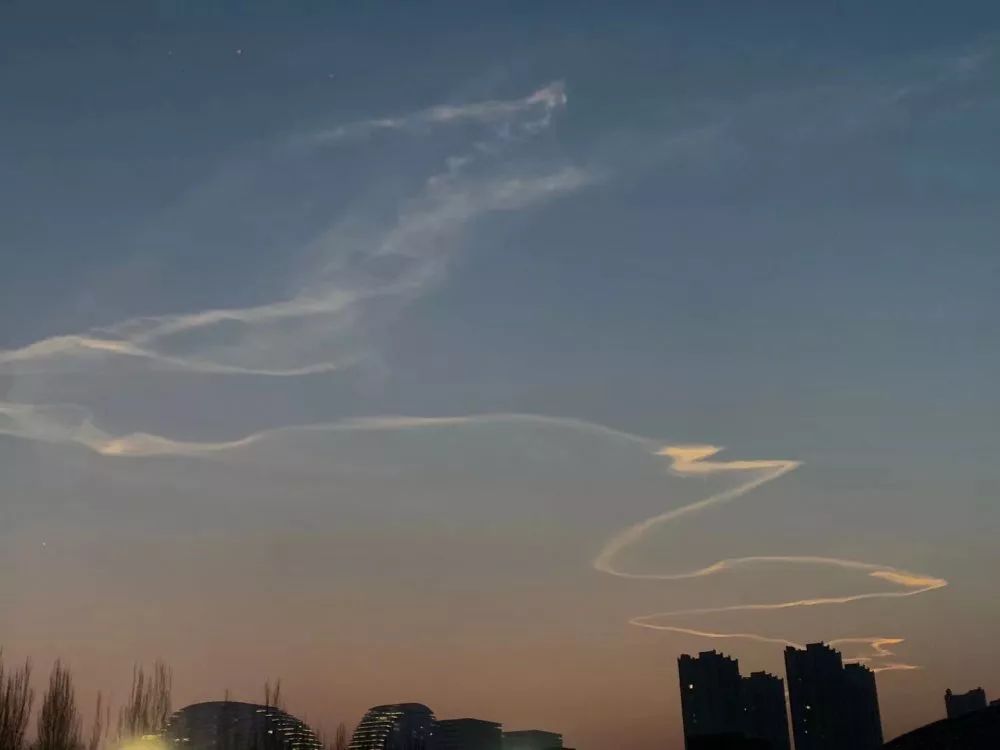 出现了一条龙形状的云12月7日的傍晚火箭尾迹云快来看看都出了啥事儿?