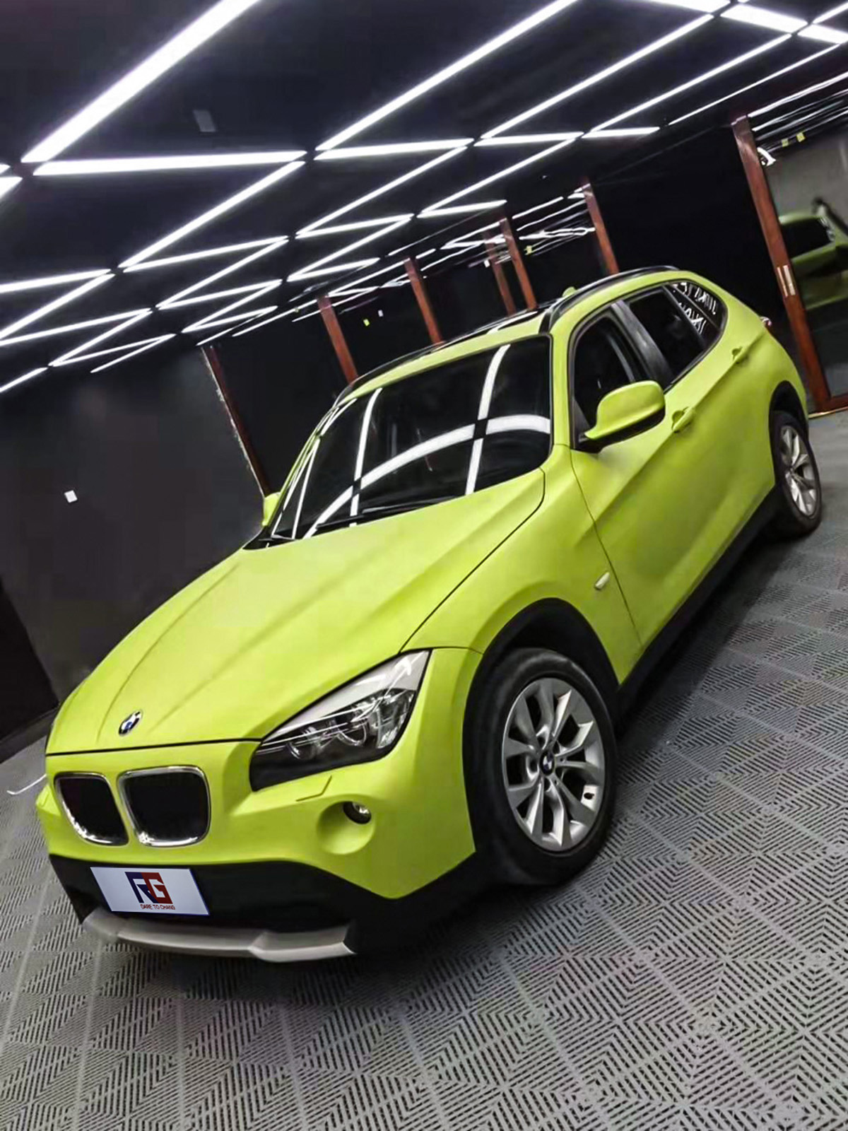 贴膜,小编今天给大家推出的是全网最新的宝马x1车身改色膜钛金阳光金