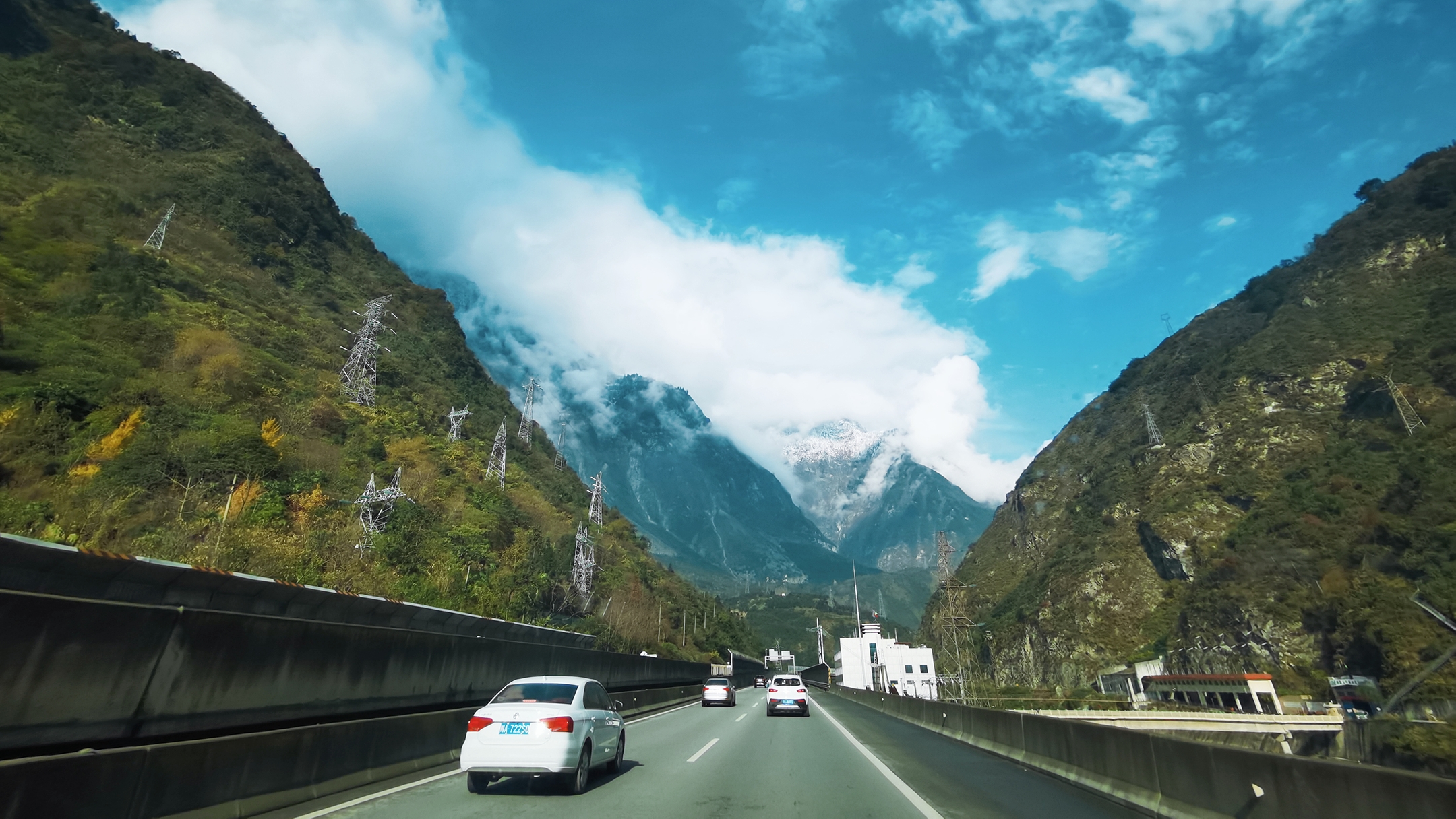 浮云牧场山路环绕图片图片