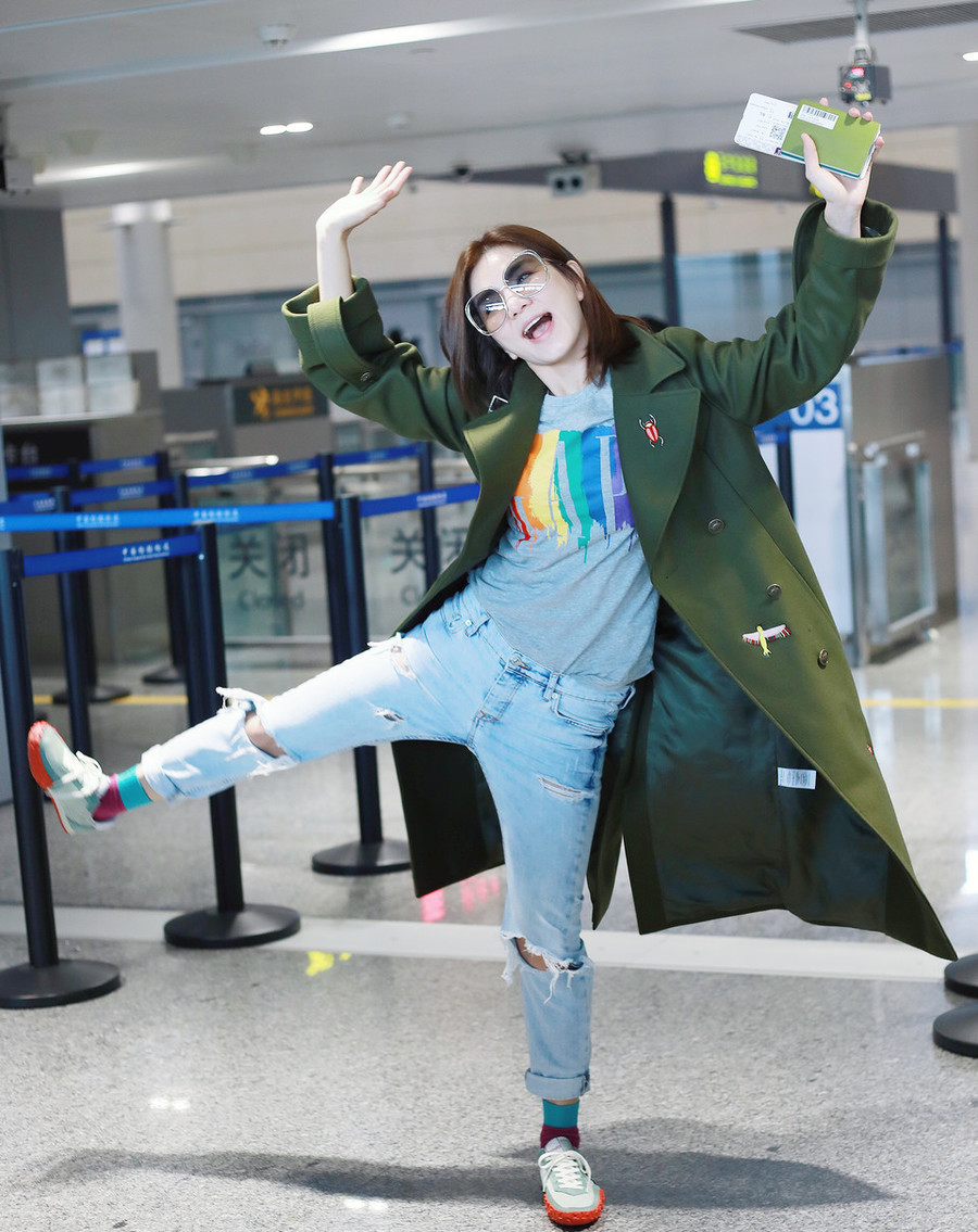 38岁陈嘉桦出席活动,大笑都看不出眼角纹,满屏都是清纯女人味