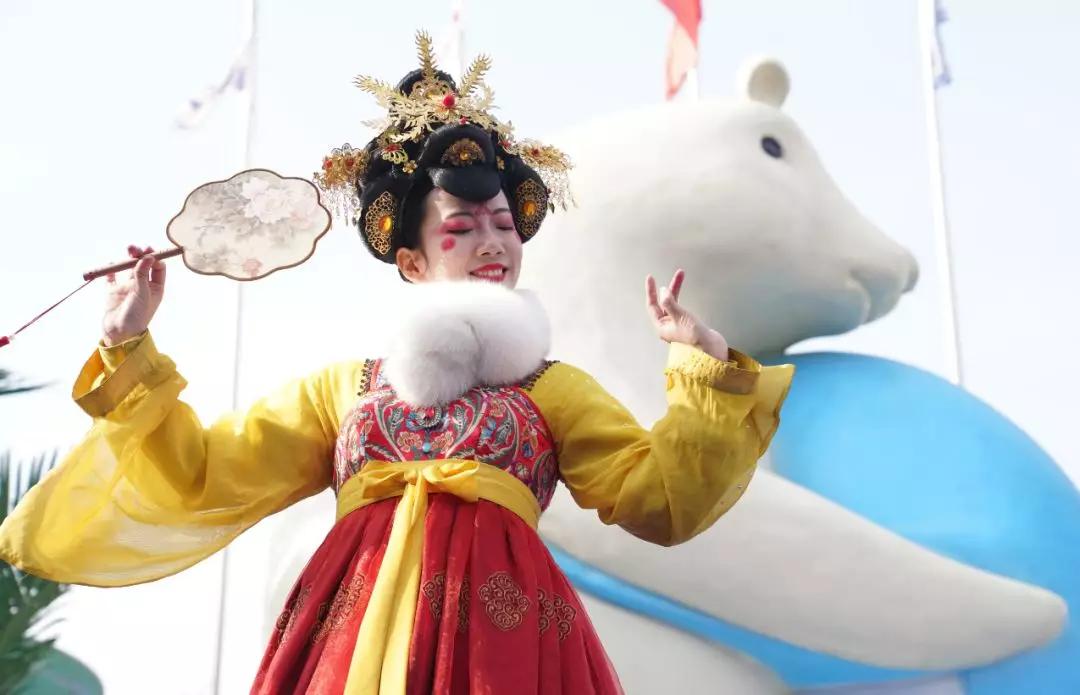 小姐姐演出现场就知道啦看看今天曲江海洋极地公园要说到底有多火呢更