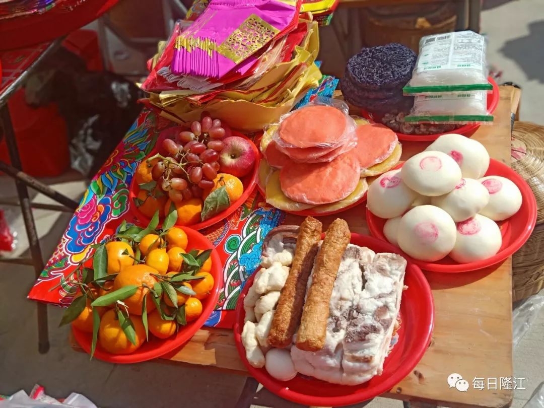 北溪村拜完年,就是家家户户都备着各种各样水果,有糖果,有斋菜,有饼干