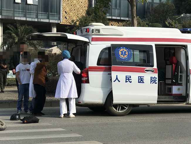 交通事故,一辆小车旁有电动车倒地,电动车上两人也倒地,事发后120救护